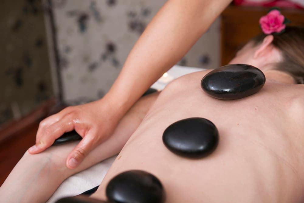 Massage đá nóng